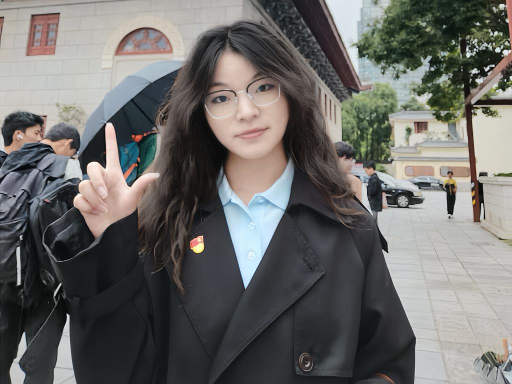电子信息工程+成常吉+佩戴党徽.jpg